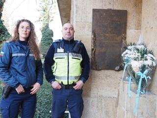 С минута мълчание и сини светлини: Плевен се поклони пред паметта на загиналите полицаи