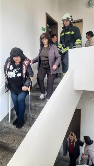 Пожарникари обучиха незрящи и техни асистенти в Смолян как да реагират при пожар
