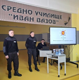 Срещите на представителите на АМВР с ученици продължават