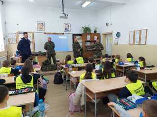 Военнослужещи от Трето бригадно командване в Благоевград представиха пред децата от Детското полицейско управление своята професия