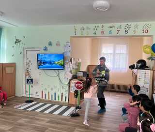 Ученици от Трето ОУ „Димитър Талев“ в Благоевград гостуваха на дечицата от детска градина „Алени Макове“