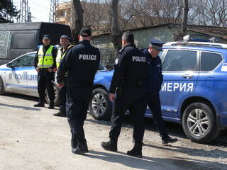 Неправомерно разпространявани артикули на известни търговски марки, фалшиви шофьорски книжки и нерегистрирани превозни средства са разкрити при полицейска акция в Разградско