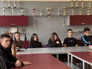 Полицаи и гимназисти от Годеч дискутираха за вредата от употреба на наркотични вещества