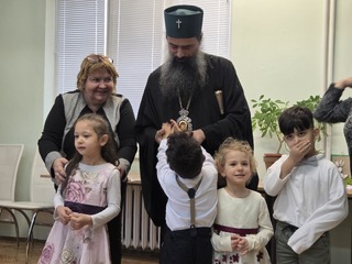 Българският патриарх Даниил се срещна с малчугани от Детско полицейско управление в столично специално училище за деца с увреден слух „Проф. д-р Дечо Денев“