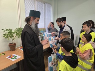 Българският патриарх Даниил се срещна с малчугани от Детско полицейско управление в столично специално училище за деца с увреден слух „Проф. д-р Дечо Денев“