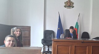 Шестокласници от ОУ “Св.св. Кирил и Методий“ във Велики Преслав, обучаващи се по програмата „Детско полицейско управление“ посетиха Районния съд в старата столица