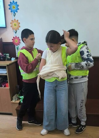 Ученици от Етрополе участваха в превантивни занятия за оказване на долекарска помощ и справяне с агресията и тормоза