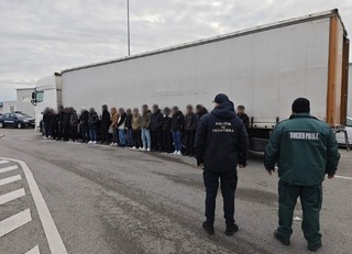 Български и румънски гранични полицаи задържаха на прехода Видин – Калафат две превозни средства с мигранти