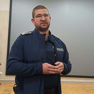 Пътен полицай бе лектор в тематична родителска среща по пътна безопасност в търговищко училище