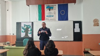 „Безопасността на пътя е споделена отговорност – всяка грешка има последствия“ – инспектор от „Пътна полиция“ – Смолян се срещна с ученици от СПГТС „Никола Вапцаров“
