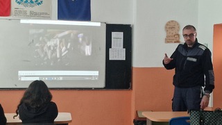 „Безопасността на пътя е споделена отговорност – всяка грешка има последствия“ – инспектор от „Пътна полиция“ – Смолян се срещна с ученици от СПГТС „Никола Вапцаров“