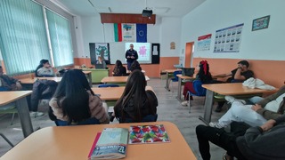 „Безопасността на пътя е споделена отговорност – всяка грешка има последствия“ – инспектор от „Пътна полиция“ – Смолян се срещна с ученици от СПГТС „Никола Вапцаров“