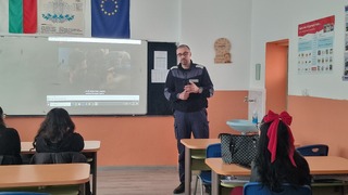 „Безопасността на пътя е споделена отговорност – всяка грешка има последствия“ – инспектор от „Пътна полиция“ – Смолян се срещна с ученици от СПГТС „Никола Вапцаров“