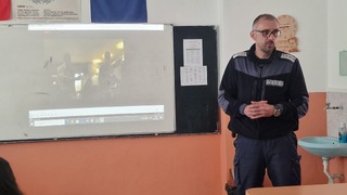 „Безопасността на пътя е споделена отговорност – всяка грешка има последствия“ – инспектор от „Пътна полиция“ – Смолян се срещна с ученици от СПГТС „Никола Вапцаров“