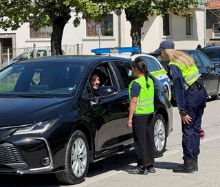 Детското полицейско управление в Етрополе със занятие по контрол на пътното движение