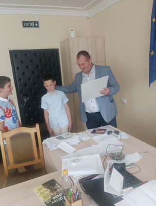 Малките полицаи от Детско полицейско управление при ЧОУ „Свети Седмочисленици“ гостуваха в РУ Ловеч, по повод деня на ученическото самоуправление