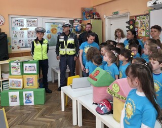 Служители на сектор „Пътна полиция“ към областната дирекция в Шумен гостуваха в детска градина „Слънце“