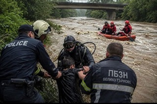 Пожарникари, полицаи, водолази и доброволци спасиха 17-годишно момче в търновското с. Шемшево