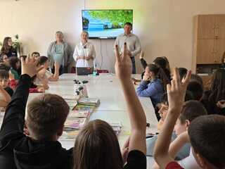  „Гора“ от вдигнати ръце на ученици с въпроси по темата за наркотиците
