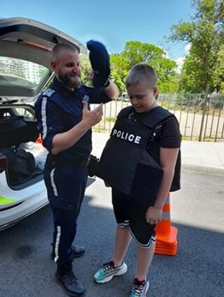 Ученици от Спортното училище и служители от "Пътна полиция" в Сливен разговаряха по теми за пътната безопасност
