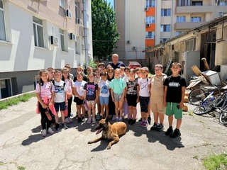 Второкласници от ОУ „Христо Никифоров“ посетиха Районно управление – Ловеч в рамките на Националната програма „Работа на полицията в училищата“