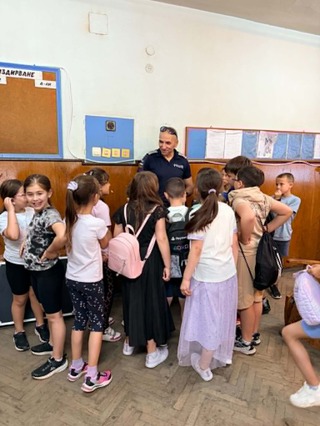 Второкласници от ОУ „Христо Никифоров“ посетиха Районно управление – Ловеч в рамките на Националната програма „Работа на полицията в училищата“