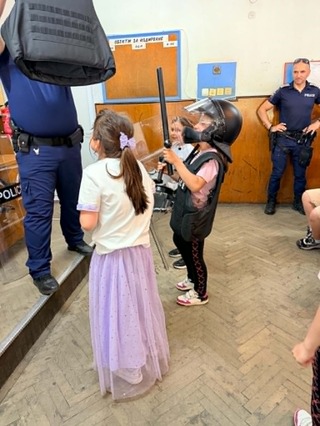 Второкласници от ОУ „Христо Никифоров“ посетиха Районно управление – Ловеч в рамките на Националната програма „Работа на полицията в училищата“