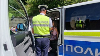 Полицейското куче Нерон и служители от ОДМВР- Смолян радваха децата от ДГ „Синчец“ по повод 1 Юни
