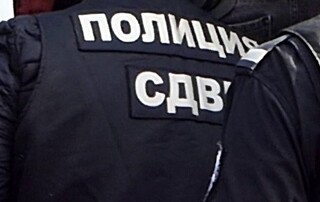 Служители на СДВР задържаха рецидивист с непристойно поведение, облечен в полицейска униформа