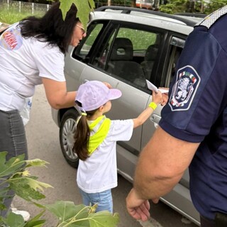 Жизнерадостна инициатива за безопасност на пътя събра малгугани от детска градина и полицейски служители