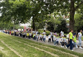 Жизнерадостна инициатива за безопасност на пътя събра малгугани от детска градина и полицейски служители