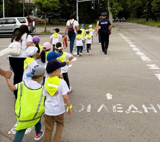 Жизнерадостна инициатива за безопасност на пътя събра малгугани от детска градина и полицейски служители