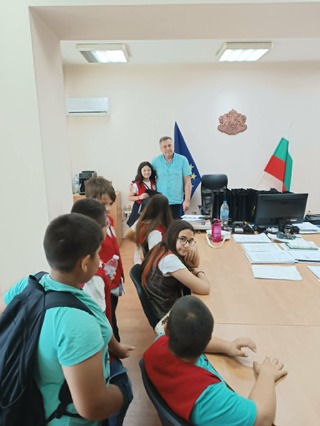 20 ученици завършиха успешно програмата „Детско полицейско управление“ в Перник