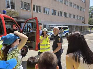 Широки усмивки и незабравими спомени след успешно завършен курс „Детско полицейско управление“ в столичното училище за деца с увреден слух