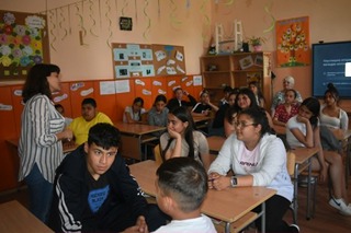 Инспекторът в Детска педагогическа стая с поредица беседи за ранните бракове в малките населени места