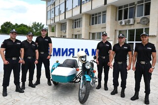 Курсанти от факултет „Полиция“ реставрираха мотоциклет „ИЖ Планета 3“
