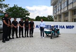 Курсанти от факултет „Полиция“ реставрираха мотоциклет „ИЖ Планета 3“