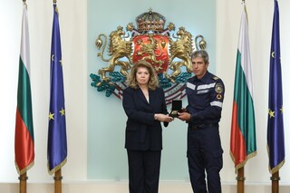 Президентът Илияна Йотова и министър Иван Демерджиев наградиха пожарникарите, помогнали при катастрофата на „Челопешко шосе“