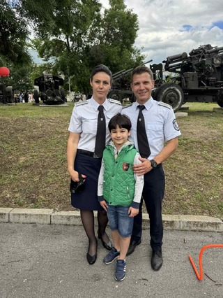 Служители на „Пътна полиция“ при ГДНП се включиха в отбелязването на Деня на бащата в Националния военноисторически музей