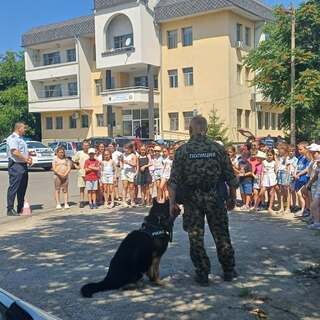 50  малчугани от образователен център „Усмивки“ в Търговище гостуваха в сектор „Пътна полиция“ в Националния ден за безопасност на движението по пътищата