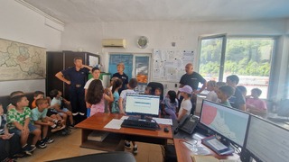 Огнеборците от РСПБЗН – Смолян запознаха деца с професията на пожарникаря