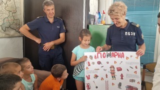 Огнеборците от РСПБЗН – Смолян запознаха деца с професията на пожарникаря