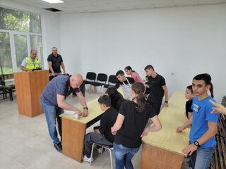 Деца от Центъра за настаняване от семеен тип – Каспичан и Общински детски комплекс – Нови пазар посетиха Районното управление в Нови пазар