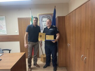 Почетен плакет връчи директорът на ОДМВР – Кюстендил, ст. комисар Райчо Омерски на инспектор Боян Десподов  за пенсионирането му