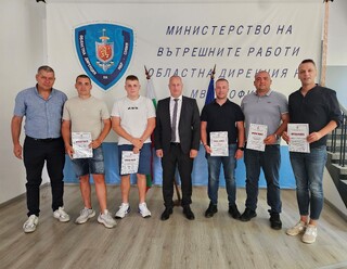 Директорът на ОДМВР-София награди доброволци от Годеч, участвали в среднощна спасителна акция