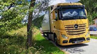 Служители на РУ- Чепеларе задържаха водач на товарен автомобил с алкохол