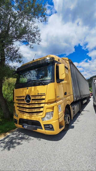 Служители на РУ- Чепеларе задържаха водач на товарен автомобил с алкохол