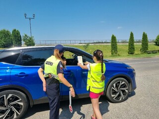 Деца раздават брошури на водачите в Свиленград по пътна безопасност