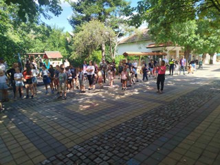 Демонстрация на полицейски кучета и беседа по пътна безопасност се проведоха в Земен