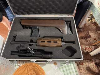 Трима са задържани при специализирана полицейска операция на ГДНП – на територията на област Перник е разкрит незаконен арсенал от оръжия, боеприпаси и взривни вещества